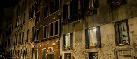 المنشأة من الخارج