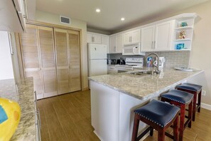 Fridge, microwave, oven, stovetop - Errol by the Sea unit 517-2BD-Wave Catcher Condo (New Smyrna Beach)