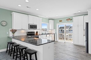 Oven - Escape to Sunset Serenity, a spacious 4BR 3BA retreat in beautiful Sunset Beach, NC. (Sunset Beach)