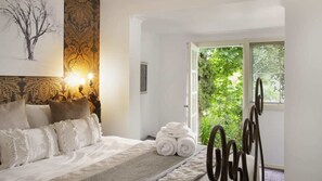 5 bedrooms, desk, iron/ironing board, WiFi