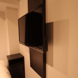 Televisor montado en la pared en una habitación de hotel.