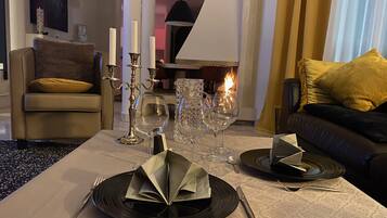 Älytelevisio, takka, kirjoja, stereot