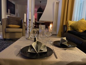 Smart-tv, eldstad, böcker och en stereo