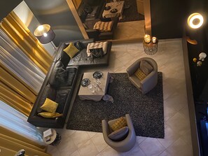 تلفزيون ذكي، مدفأة، كُتُب، ستيريو