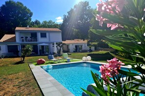 Una piscina al aire libre, una piscina climatizada