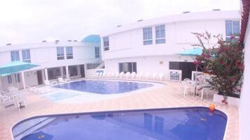 2 innendørsbassenger, 2 utendørsbassenger og solsenger