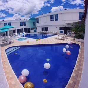 2 piscines couvertes, 2 piscines extérieures, chaises longues