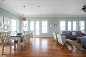 Interior - Poseidon By AvantStay | On The Beach! Two Ocean Facing Balconies & Hot Tub (Folly Beach)