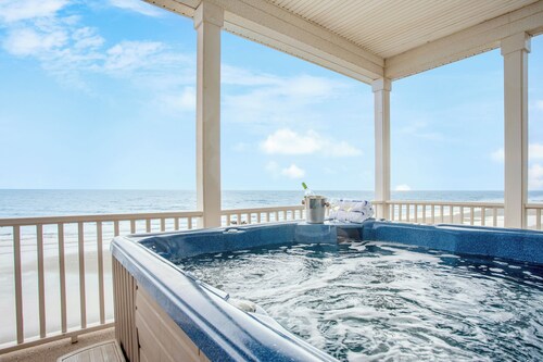 Poseidon By AvantStay | On The Beach! Two Ocean Facing Balconies & Hot Tub
