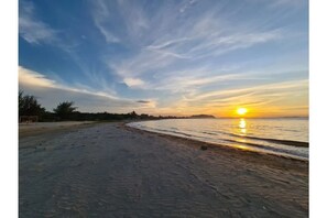 على الشاطئ، كراسي للتشمس، مناشف للشاطئ