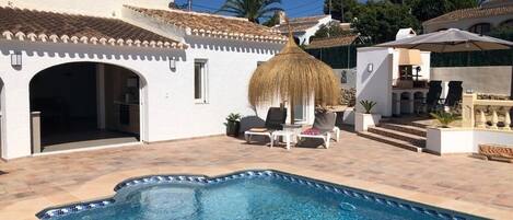 Lämmitetty uima-allas, aurinkotuoleja