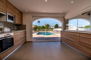 Een koelkast, een magnetron, een oven, een kookplaat