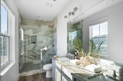 Lyle by AvantStay | Chic Beach House w/ Pool & Hot Tub Walking Distance to Ocean