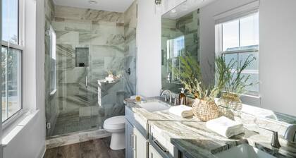 Lyle by AvantStay | Chic Beach House w/ Pool & Hot Tub Walking Distance to Ocean