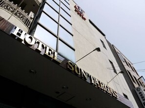 Hotel Suntargas features a modern architectural style with a flat facade and large windows.