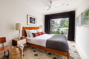5 bedrooms, desk, iron/ironing board, travel crib