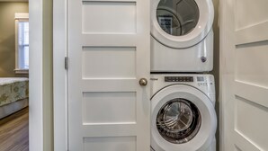 Una lavanderia con due lavatrici Whirlpool affiancate.