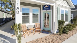 Una casa moderna con un cartello che riporta 'MarSea' e il numero '11AB' sulla porta.
