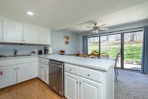 Fridge, microwave, oven, stovetop - Fairway Villa 0603 at Rumbling Bald (Lake Lure)
