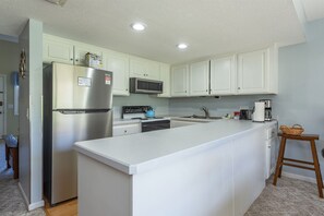 Fridge, microwave, oven, stovetop - Fairway Villa 0603 at Rumbling Bald (Lake Lure)