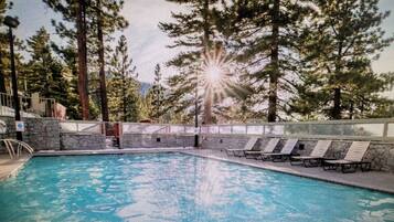 Piscine couverte, piscine extérieure