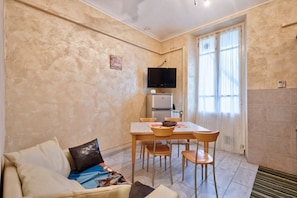 อพาร์ทเมนท์, 2 ห้องนอน | บริเวณนั่งเล่น | ทีวีจอแบน