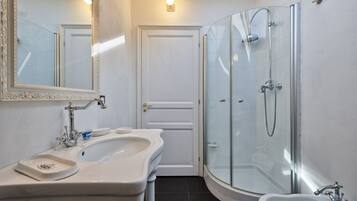 Studio | Badezimmer | Dusche, Haartrockner, Bidet, Handtücher