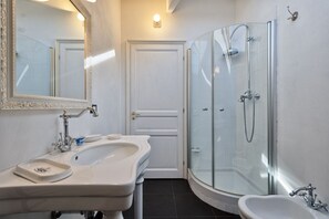 Studio | Bathroom | Shower, hair dryer, towels, toilet paper - Turin CityView Stylish Loft  (Turin)