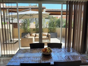 تناول الطعام بالخارج