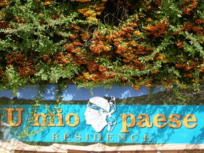 Un logotipo con el texto