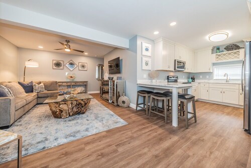  5 star condo on Main Street!