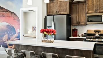 Réfrigérateur, micro-ondes, four, plaque de cuisson