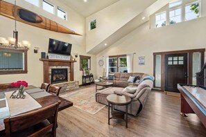 Télévision, cheminée, espaces bureaux