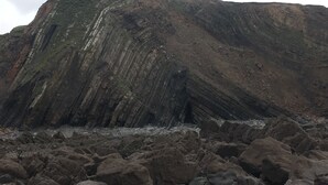 A rugged coastal landscape with large boulders and a steep cliff. - Lovely 3 Bedroom Holiday Bungalow Near Bude (Bude)