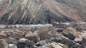 A rocky shoreline with layered cliffs and large boulders. - Lovely 3 Bedroom Holiday Bungalow Near Bude (Bude)