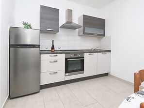 Réfrigérateur, four, plaque de cuisson, cafetière/bouilloire