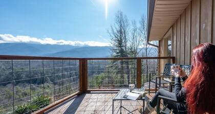 Stunning Smoky Mtn Views • Hot Tub • Game Room • Resort Pools
