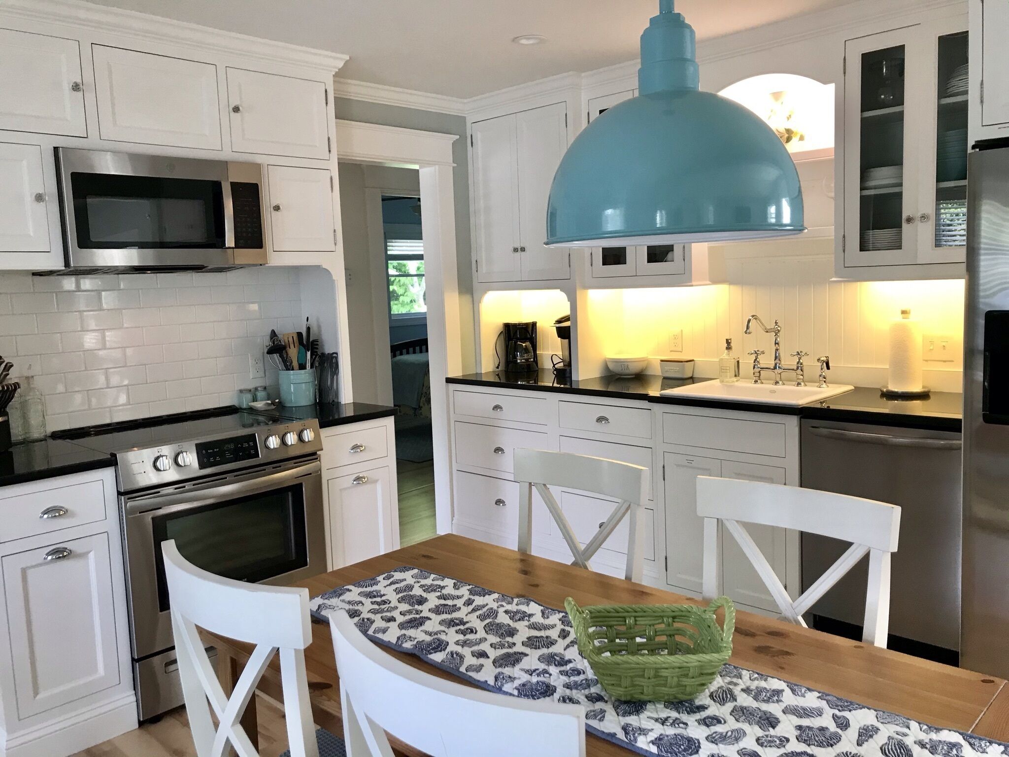Lovely Narragansett Pier Vacation Home! Walk to local amenities & beach!