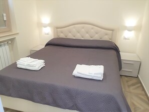1 chambre, coffres-forts dans les chambres, fer et planche à repasser