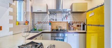 Apartment, 1 Bedroom | Private kitchenette | Fridge, oven, stovetop, coffee/tea maker