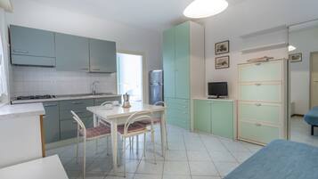 Apartment, 1 Bedroom | Private kitchen | Stovetop, cookware/dishes/utensils
