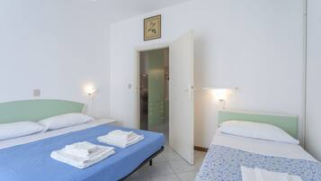 1 bedroom, bed sheets