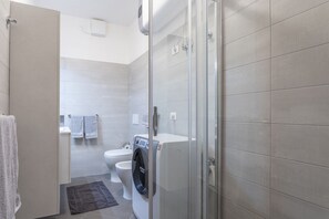 Apartamento, 1 habitación | Baño | Ducha, cabezal de ducha tipo lluvia, secador de pelo y bidé
