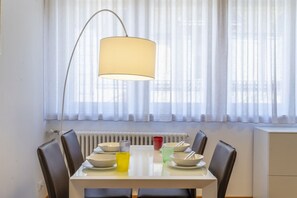 Apartment, 1 Schlafzimmer | Essbereich im Zimmer