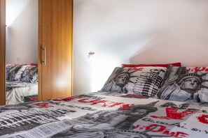Apartment, 1 Bedroom | 1 bilik tidur, seterika/papan seterika, Wi-fi percuma 