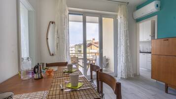 Căn hộ, 1 phòng ngủ | Khu phòng khách | TV màn hình phẳng