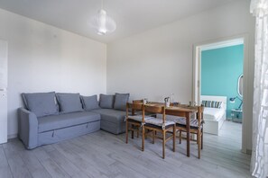 Apartamento, 1 habitación | Zona de estar | Una televisión de pantalla plana