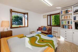 2 bedrooms, iron/ironing board, free WiFi, bed sheets - Borgo Santa Lucia Apartment with Private Parking & Garden (Gubbio)