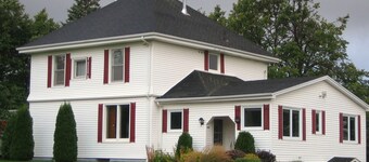 Linden Homestead: Modern Queen Bed B&B suite in Century Farm House