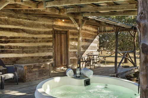 Voted Most Romantic! 1800's Peach Cabin/Close to Downtown/Hot Tub/Peaceful!